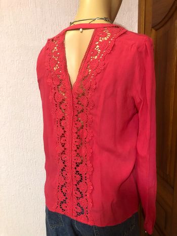 Chemisier rose dentelle dans le dos