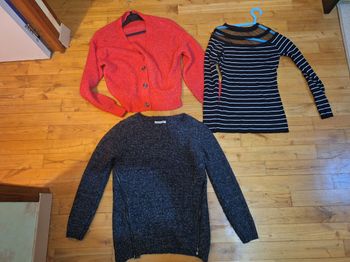 Lot 1 cardigan et deux pulls femme taille.M