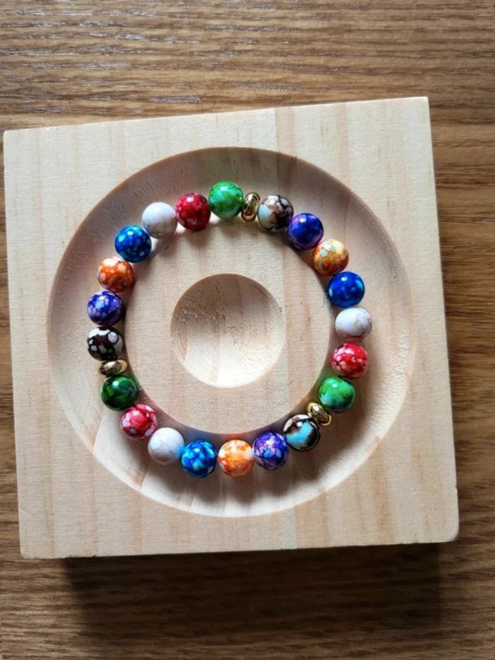 Bracelet perles marbrées multicolores – style bohème chic – anneaux dorés – élastique - photo numéro 3
