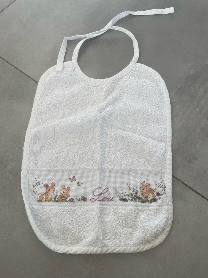 Bavette / bavoir brodé au prénom de Lou