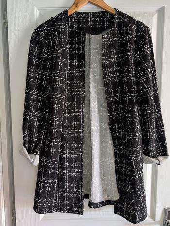 Veste noire à liserés blanc 