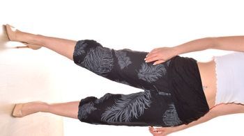 pantacourt sarouel jambe larges taille L-XL motif feuillage élastiqué gris et noir