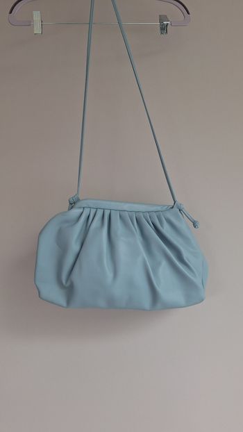 Grand sac fourre-tout bleu ciel porté epaule