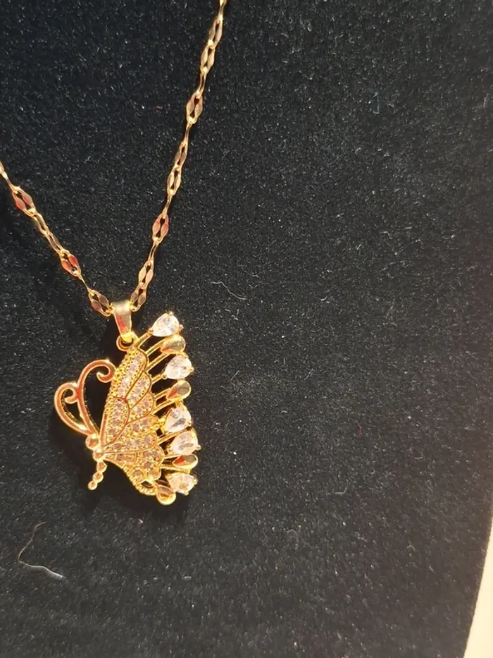 Magnifique collier femme papillon neuf