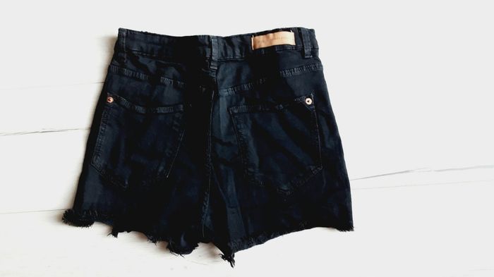 Vêtement femme short court noir type jean Bershka Taille 38 - photo numéro 3