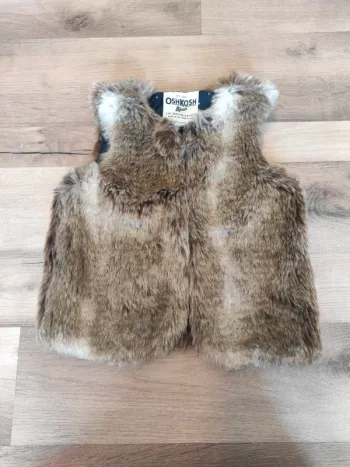 Gilet oshkosh étiqueté 3 ans mais taille grand