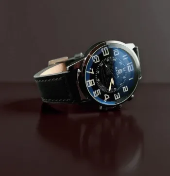 Montre large noire, à reflets bleus