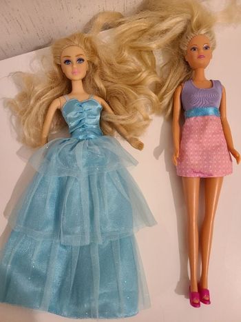 2 poupées type "Barbie"