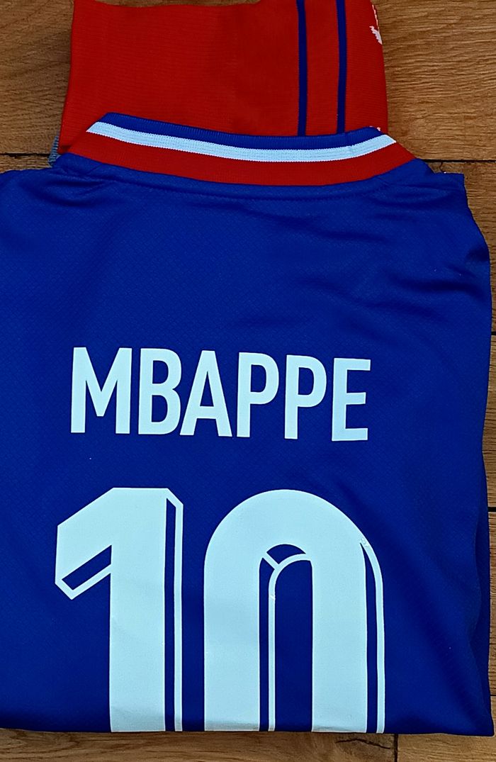 MBAPPE fRANCE kit football complet taille 12 ans + patchs - photo numéro 4