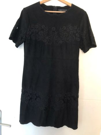 Robe ZARA tissu épais daim noir avec broderies taille M