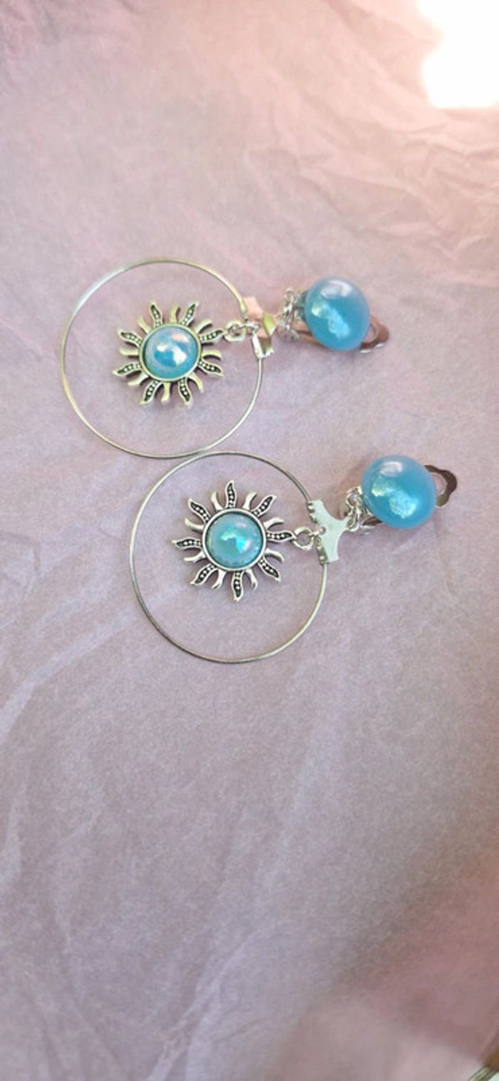 Boucles d’oreilles a clips cercle et soleil bleu ciel - photo numéro 3