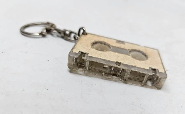 Ancien porte-clé.
Cassette audio.
5x3,3x0,8cm - photo numéro 11