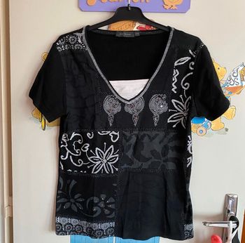 Tee shirt à manches courtes noir à motifs, taille 42/44, marque Kiabi.