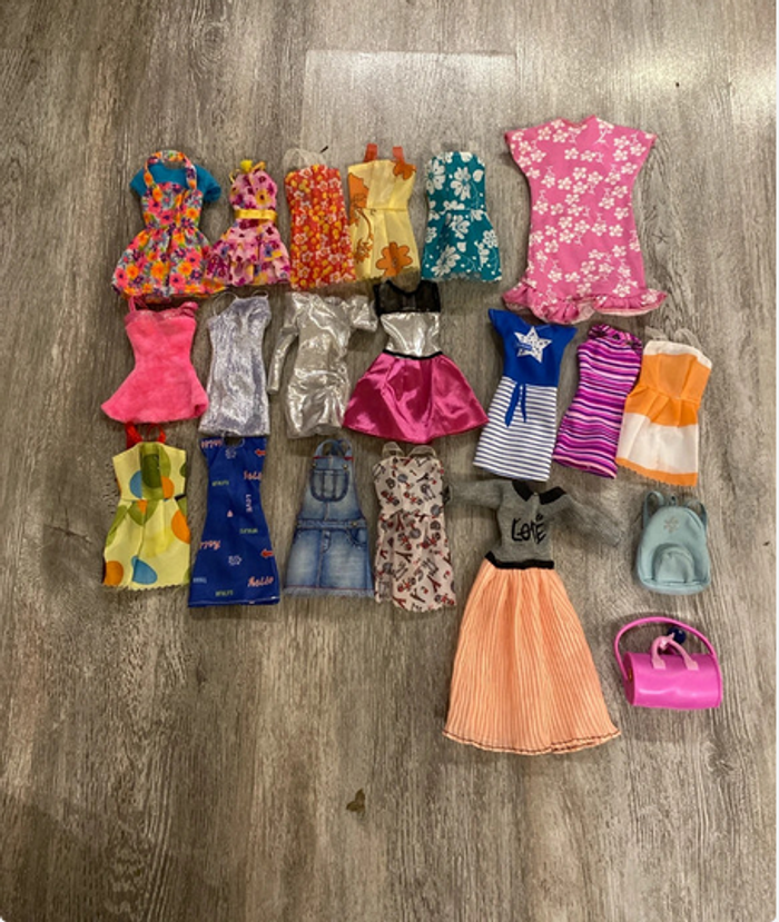 Lot de 18 vêtement et 2 accessoires Barbie
