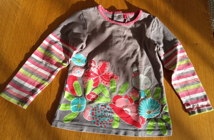 Maillot manches longues gris et rose à motifs