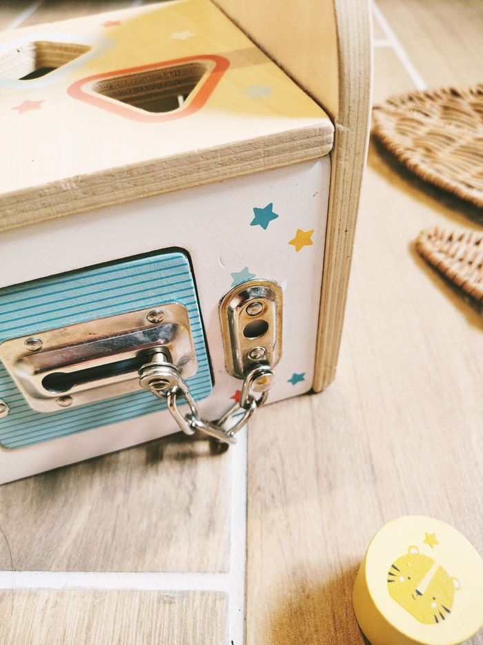 🏠Maison 2 en 1 en bois multi activités boîte à formes et verrous marque Vertbaudet - photo numéro 6