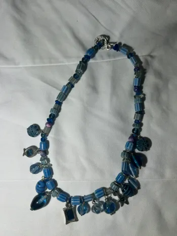 Collier bleu