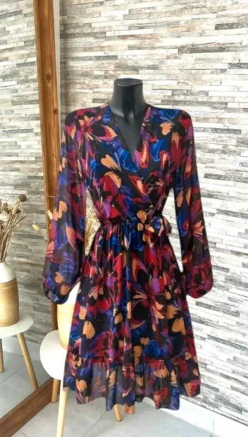 Robe noire à feuilles jaunes, roses.