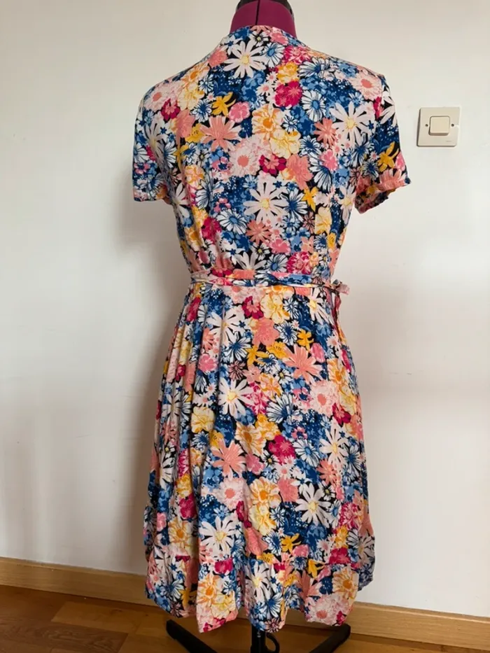 Magnifique robe portefeuille imprimée fleurs Kiabi taille 34 - photo numéro 2