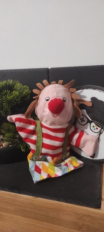 Doudou marionnette Clown Ikea salopette rouge blanc marron vert bretelle Losange