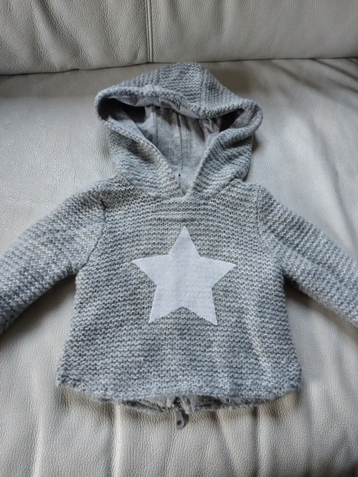 Veste style cape en maille à capuche 1 mois