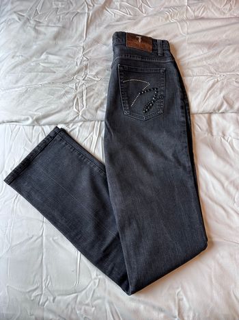 Jean femme Trussardi taille 40 très bon état gros / noir avec strass sur les poches arrières