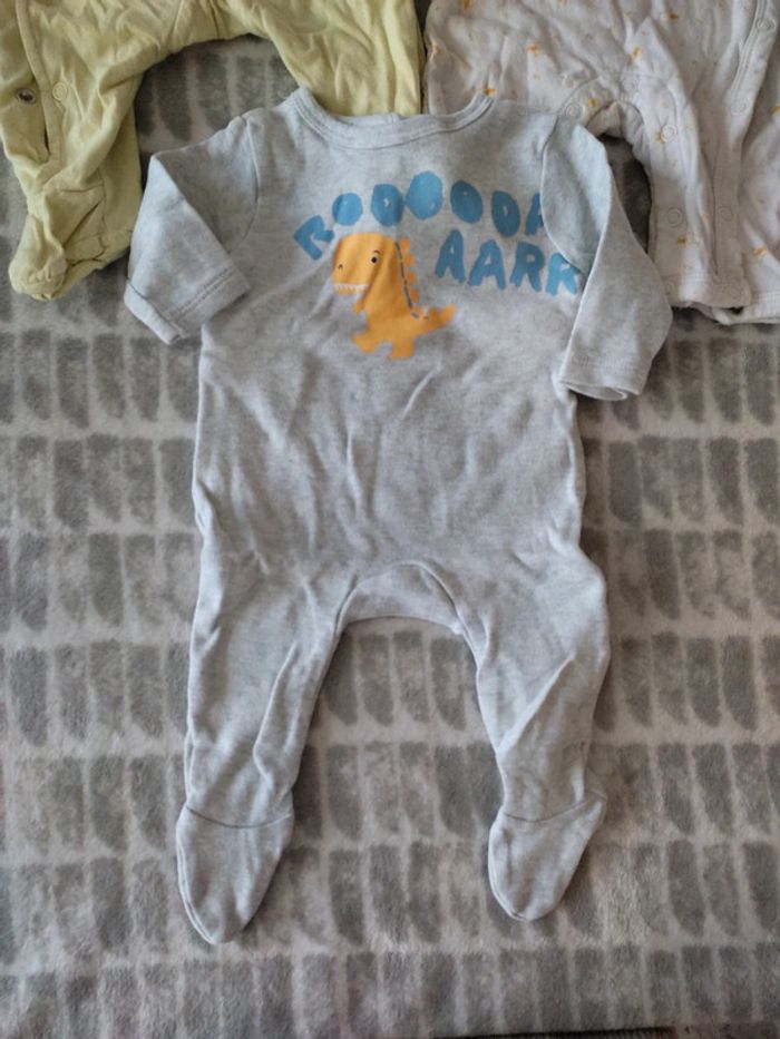 Lot pyjama grenouillère coton Disney tex Kiabi 1 mois - photo numéro 2