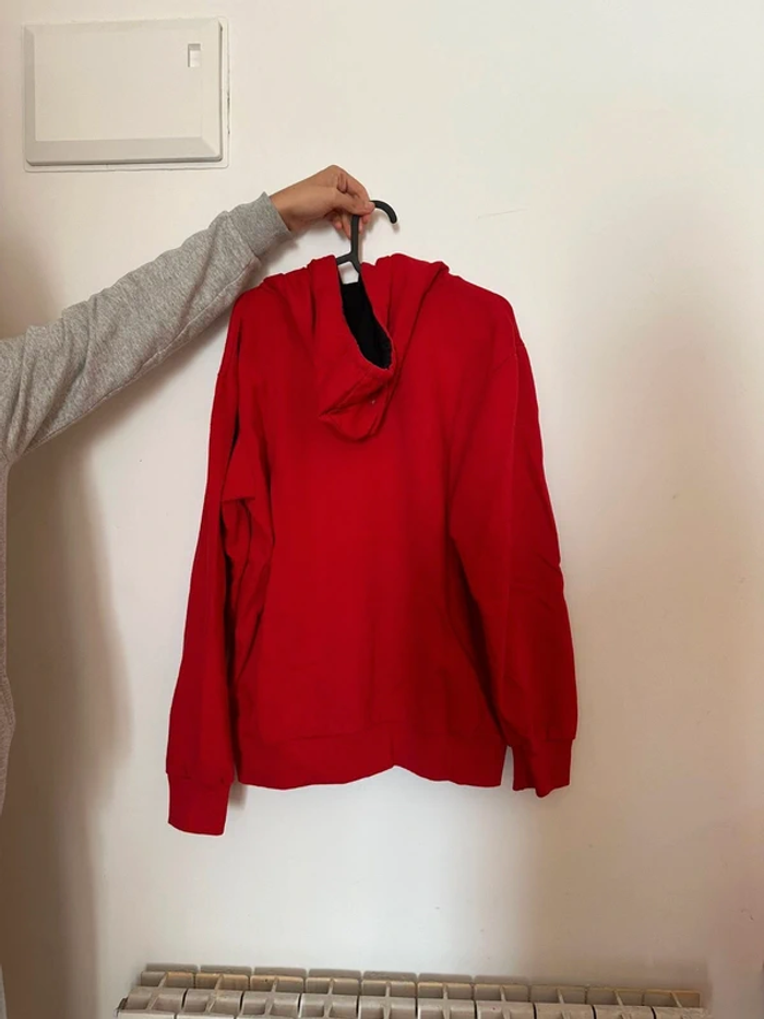 Sudadera roja con capucha
