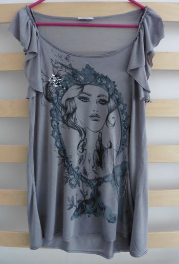 T shirt gris a visage de femme, strass, chainette et pierre. Tunique. Pimkie. Taille 38