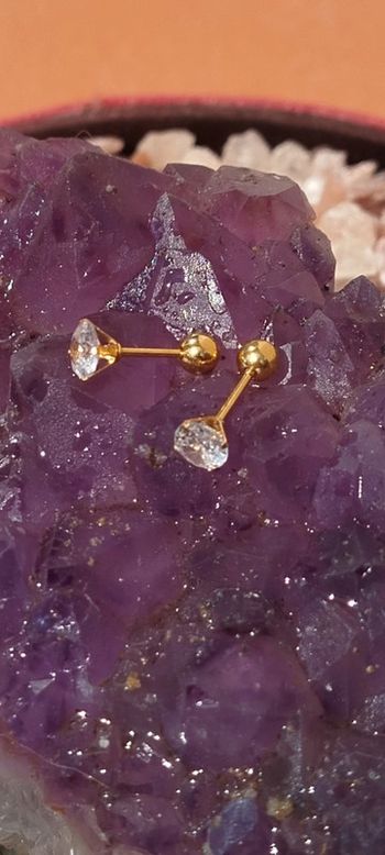 Éclatants Clous plaqué Or 24 carats et son Zircon authentique.