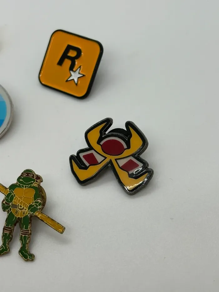 Lot de pins - photo numéro 7