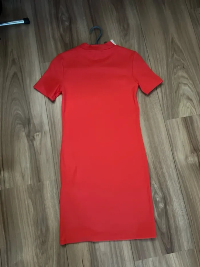 Robe neuve moulante corail - photo numéro 4