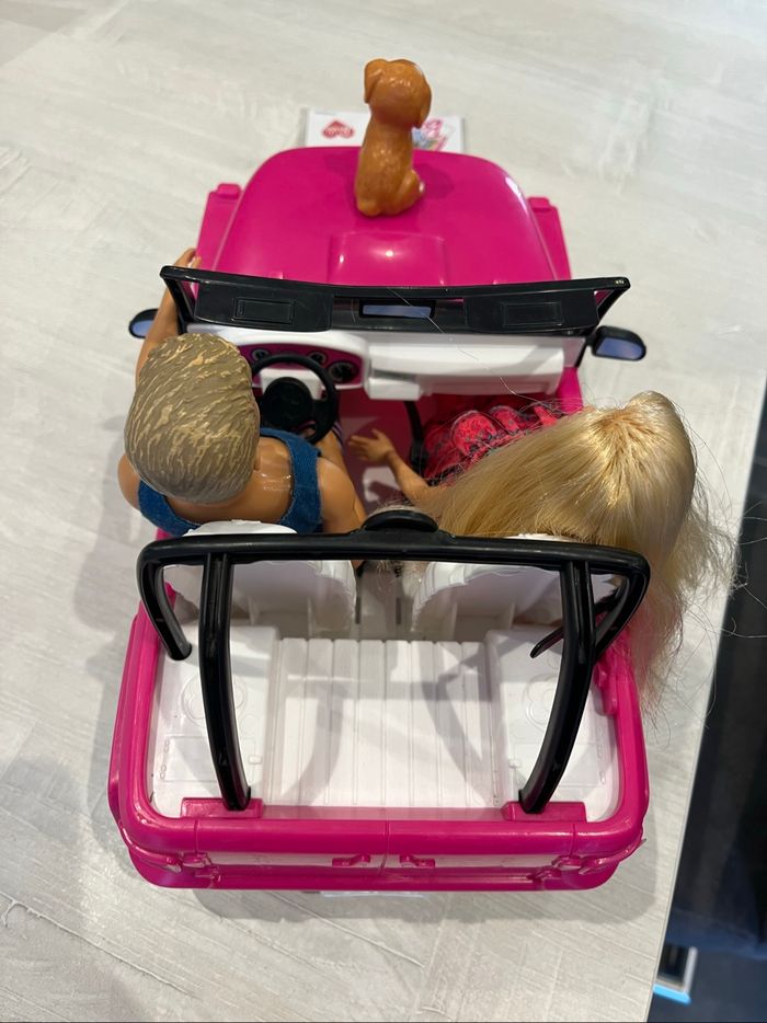 Barbie et ken avec leur jeep et des accessoires - photo numéro 2