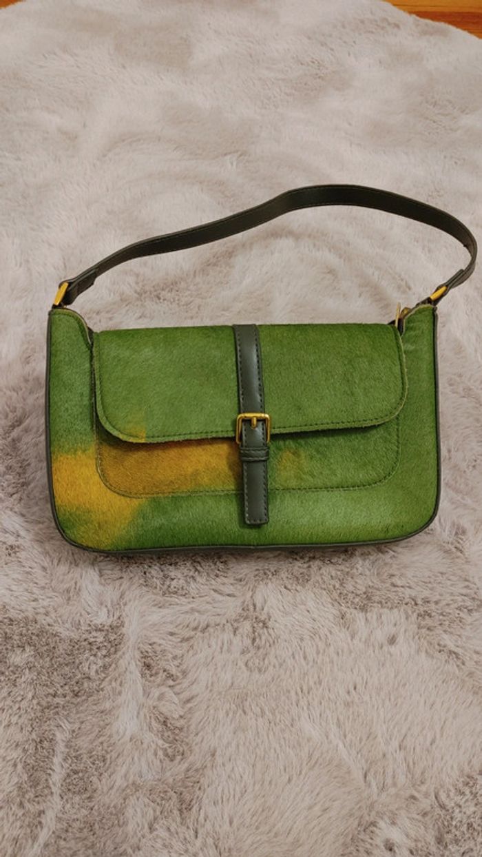 Sac baguette en cuir crin de cheval couleur vert et jaune porter épaule - photo numéro 4