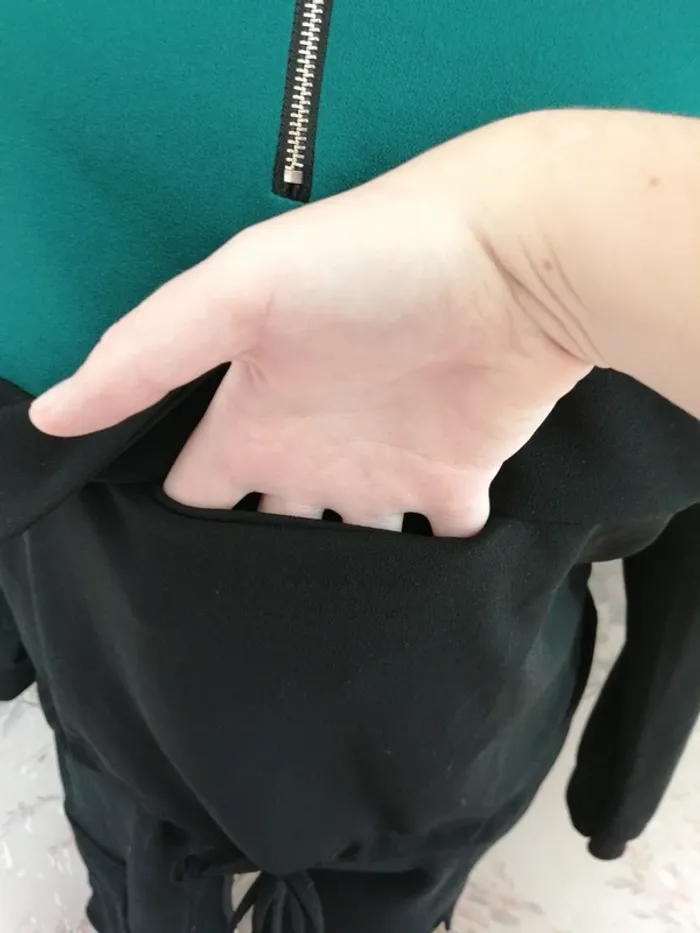 Sweat à capuche fin tricolore avec fermeture sur le col et poche kangourou  / sans marque / (TU) - photo numéro 5
