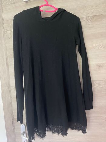 Robe noire avec capuche