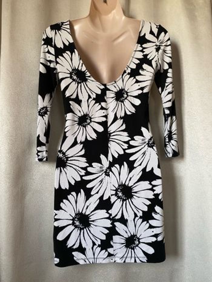 Robe  dos nu noire grosses pâquerettes blanches 38 Forever 21 - photo numéro 2