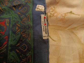 Écharpe Ive Saint Laurent carré en très très bon état