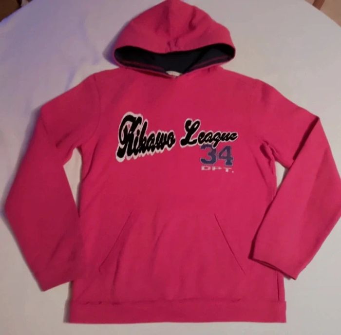 Pull a capuche rouge.