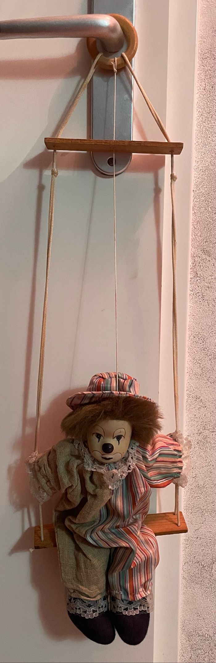 Clown sur balançoire - photo numéro 4