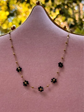 Collier chaîne réglable acier inoxydable or boules fleurs perles noires