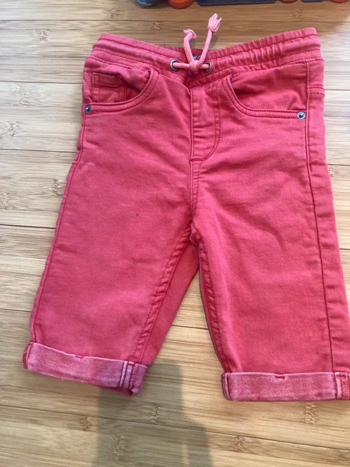 7 ans - Set de 2 shorts 1 rouge vif et 1 turquoise - taille correctement selon l'annonce - photo numéro 4