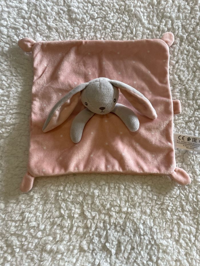 Doudou plat lapin gris rose étoiles attache tétine Nicotoy Simba Toys Kiabi