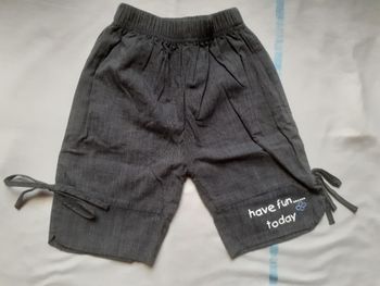 Pantacourt gris foncé  avec petits liens côtés