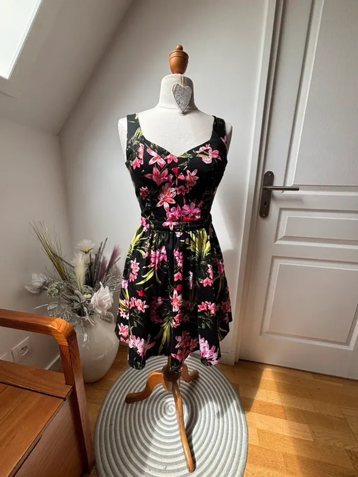 🌺 Robe noire à fleurs - Dos ouvert - Morgan - T38 - photo numéro 3