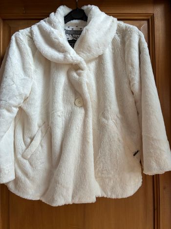 Veste courte en fourrure synthétique blanche 