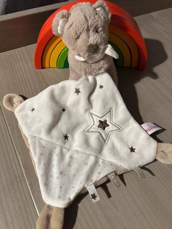 Doudou Ours marron beige mouchoir blanc étoiles Pommette
