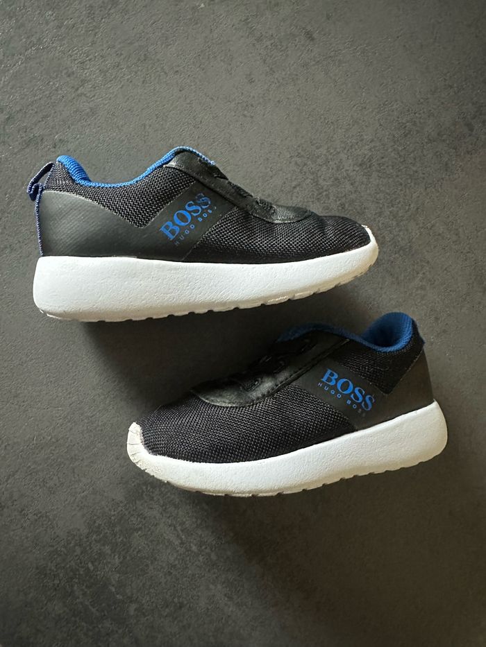 Basket hugo boss pointure 21 bleue et noire