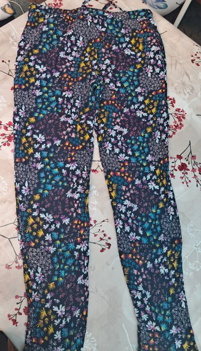 Joli pantalon léger et fleurie, confortable, bien coupé avec poches et lien - T38/40 - Blancheporte - photo numéro 5