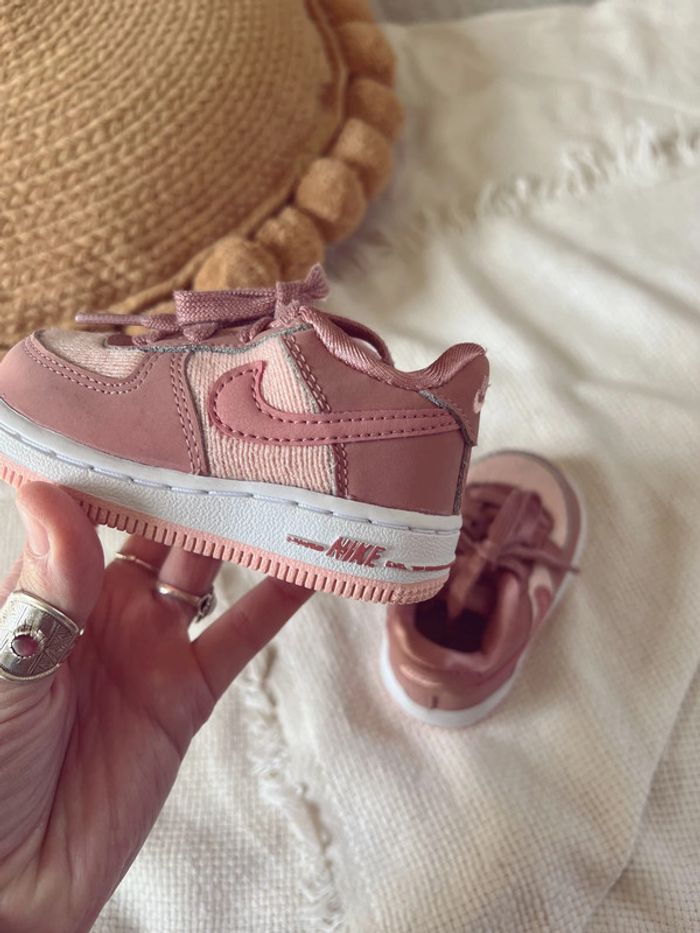 Baskets Nike air force rose 19,5 - photo numéro 3